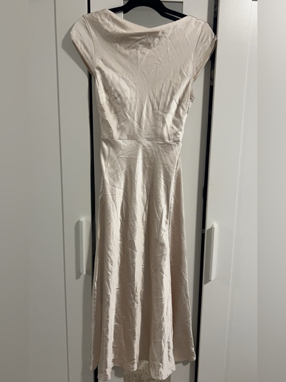 Selfie Leslie-Lucinda Twist Back Midi Dress Champagne - Picture 4 of 6